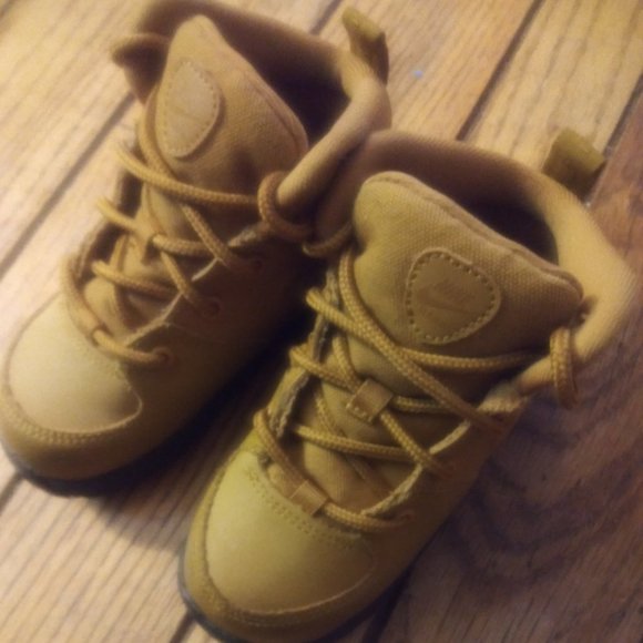 Toddler Nike Boots - Picture 2 of 4